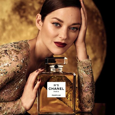 woman in chanel no 5 advert